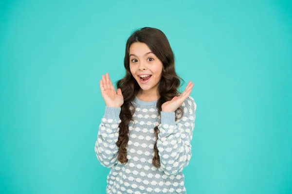 Ragazzina sorridente con i capelli lunghi. Bellezza e salute. E 'il suo momento felice. Concetto di infanzia. Giornata internazionale dei bambini. Assistenza all'infanzia. Buona infanzia. Ragazza emotiva. Bambina sfondo blu — Foto Stock