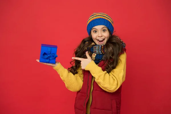 Ouah ! achats d'hiver ventes. bonheur d'enfance. Bel achat. fille avec boîte cadeau nouvelle année. Joyeuses vacances d'hiver. petite fille tricot chapeau et écharpe. Joyeux Noël. ambiance de fête de Noël — Photo