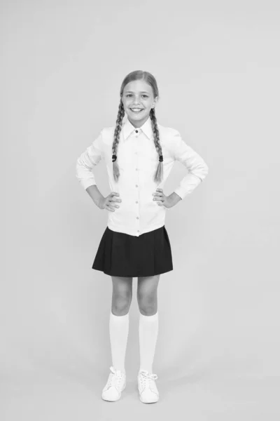 Boldog iskoláslányt. Iskoláslány boldog mosolygós diák hosszú haj. A tanév kezdete. Oktatási tevékenység. Hazatérés vagy a szokásos iskola meglátogatása. A tanulás hatékonysága. Imádnivaló iskoláslány. — Stock Fotó