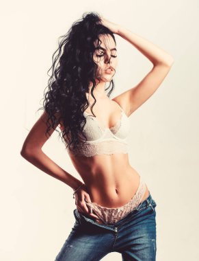 mükemmel vücut ile kadın dinlenmek. kıvırcık saçlı şehvetli kız. Esnek gövde. kot pantolon ve sütyen seksi kadın. erotik oyunlar. Beyaz üzerine izole edilmiş. moda güzelliği. Diyet ve fitness. Onun seçiminde emin