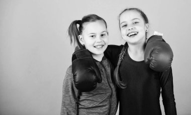 Boks sporundaki kızlar. Boks eldivenli boksör çocuklar. Kendine güvenen gençler. Kadın boksörler. Boks sıkı disiplin sağlar. Mavi arka planda kızlar sevimli boksörler. Hayatta halka ve arkadaşlar üzerinde Yarışmacılar