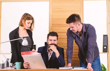 Proje yönetim ekibi. Ofis masasında çalışan ve iletişim kuran iş ekibi. Profesyonel ekip iş başında. Ekip toplantısı sırasında büyük iş tartışması yapan bir grup insan