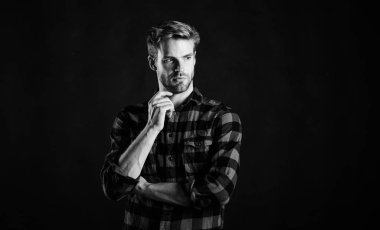 mükemmel bir görünüm. retro erkek moda. Vintage tarzı adam. adam damalı gömlek. Western. adam siyah arka plan. sakallı yakışıklı bir adam. berber dükkanından sonra. Karizma. batı kovboy portresi