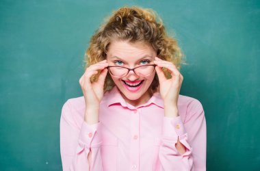 Akıllı kız sana öğretiyor. Dur bir bakayım. Çekici eğitimci. Oyuncu öğretmen. Sevimli inek. Bayan öğretmen utangaç ve güzel bayan gözlük takıyor. Seksi öğretmen konsepti