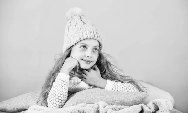 子供の夢のような摩耗のニット帽子。冬の残りの部分、リラックスします。冬シーズンのコンセプトです。冬のファッション小物。子供女の子のニット帽子とスカーフ。冬アクセサリーのコンセプトです。夢ピンク背景長い髪の少女 — ストック写真