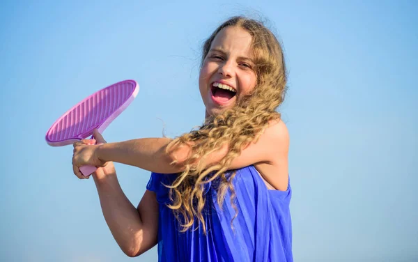 Plein d'énergie. mode de vie sain. petite fille avec raquette de tennis. activité sportive estivale. enfant énergique. sport en mouvement. jeu sportif. Jeux d'été en plein air. jouer au tennis. bonheur d'enfance — Photo