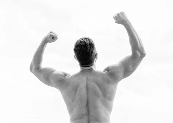 Feliz e bem sucedido. homem de costas muscular isolado no branco. Desporto e treino. homem emocional feliz animado sobre o sucesso. A celebrar o sucesso. Sim. Finalmente fiz ti. sentir as melhores emoções — Fotografia de Stock