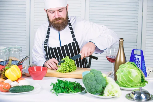 Grundläggande matlagningsprocesserna. Mannen mästerkock eller amatör matlagning. Vass kniv hugga vegetabilisk. Förbereda ingrediens för matlagning. Enligt receptet. Användbar för betydande mängd tillagningsmetoder — Stockfoto