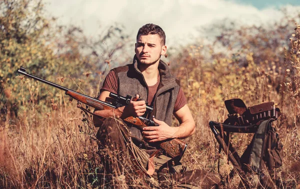 Homme avec équipement de chasse au fusil arrière-plan nature. Préparez-vous pour la chasse. Ce que vous devriez avoir tout en chassant l'environnement naturel. Recharge concept de fusil. Matériel de chasse et mesures de sécurité — Photo