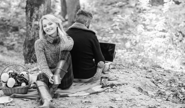 Je travaille sur l'air frais. Couple heureux et aimant se détendre dans le parc avec ordinateur portable. Toujours au travail. Homme travailleur indépendant Internet accro gamer avec ordinateur portable forêt. Un mari accro à Internet. Surfer sur internet — Photo