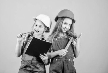 İşçi bayramı. 1 mayıs. Foreman müfettişi. Onarım. mutlu çocuklar. Gelecekteki kariyeri. küçük kızlar atölyede birlikte tamir. Tablet ve çekiçle miğferli küçük çocuklar. çalışma üniforması. oluşturucu üniforma