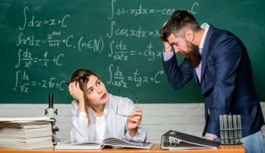 Şok oldum ve yoruldum. Şok olmuş öğrenci elleriyle yüzünü kapatıyor. Seksi kadın öğretmen masasında oturuyor. Şok olmuş suratlı sakallı adam. Hipster şok edici bir ifade sergiliyor. Sorun ve baş ağrısı