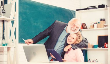 Mutlu öğrenci. yeni proje çalışma beyin fırtınası. sınavı geçer. öğretmenler odası. tahtada öğretmen adam ile mutlu öğrenci kız. dizüstü bilgisayar ile öğrenci ve öğretmen. okul dersinde kıdemli öğretmen ve kız
