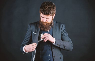 Adam bekar içki alkol sakallı. Lisans ve tek. acımasız beyaz hipster kötü bağımlılığı var. Takım elbiseli bir iş adamı. Olgun hipster lisans sakallı şişesi cebine koydu. sağlıksız ve kötü