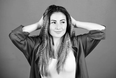 Şampuan ve saç kremi. ŞımartMa rutini. Kuaför salonu. Yıpranmış saçlar. Kıvrımlı saç modeli. Mavi arka plan üzerinde Kız şık saç modeli. Ekstra hacim. Saç kıvrımyöntemi şekillendirme saç. Öz bakım