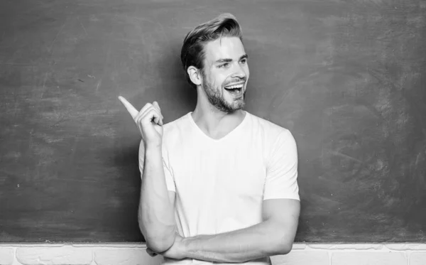 Enseñar podría ser más divertido. Profesor interesante conferenciante. Las ventajas para el maestro de primaria masculino son abundantes. Feliz día de los maestros. Maestro de la simplificación. Hombre profesor en frente de pizarra — Foto de Stock