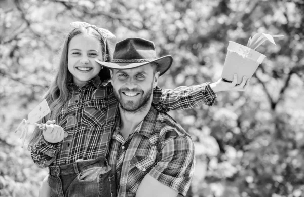 Far och dotter. Familjejordbruk. jordbruk. liten flicka och lycklig man pappa. Jordens dag. Ett nytt liv. Vårbyns land. Ekologisk miljö. Jord och gödselmedel. Jag älskar att arbeta med växter — Stockfoto