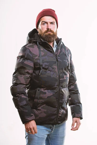 Abbigliamento da uomo alla moda invernale. Elegante e confortevole. Uomo barbuto stand caldo giacca nera parka isolato su sfondo bianco. Vestito invernale. Moda invernale hipster. Guy indossare cappello e giacca invernale nera — Foto Stock