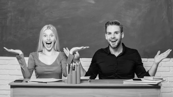 Beziehungen zu Klassenkameraden. Die Schüler kommunizieren den Hintergrund der Tafel im Klassenzimmer. Bildungskonzept. Kommunikation zwischen Mitschülern. Freundschaft und Beziehungen. Kompromisslösung. Hochschulbeziehungen — Stockfoto