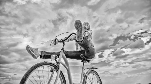 Η γυναίκα αισθάνεται ελεύθερη ενώ απολαμβάνει την ποδηλασία. Κορίτσι βόλτες ποδήλατο ουρανό φόντο. Η ποδηλασία σου δίνει την αίσθηση της ελευθερίας και της ανεξαρτησίας. Η πιο ικανοποιητική μορφή αυτομεταφοράς. Προσεκτική και ικανοποιημένη — Φωτογραφία Αρχείου