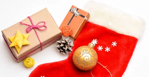 Inhoud van de kerstsok. Kleine items kous stuffers of vullers kleine kerstcadeaus. Kerstsok witte achtergrond bovenaanzicht. Vul sok met geschenken of cadeautjes. Kerstfeest — Stockfoto