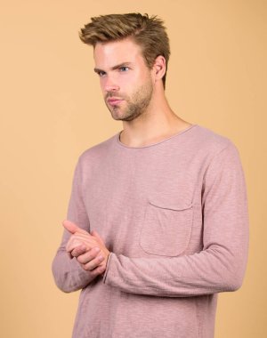 Erkek kılları günlük kıyafet giyer. Moda konsepti. Kıyafet dükkanı. Uzun kollu gömleğin son modellerini keşfet. Rahat ve rahat hissediyorum. Erkek giyim tarzı kıyafetler. Sıradan tarzda yakışıklı bir adam.
