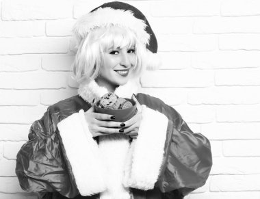 Çok tatlı seksi Noel Baba kız ya da yeni yılda gülümseyen esmer kadın.