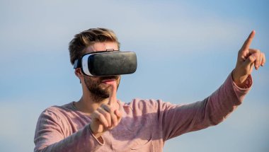 Siber uzay. Oyun online. Adam kablosuz VR gözlük takıyor. Artırılmış gerçeklik. Modern teknolojiyi kullan. Mühendislik projesi. Sanal gerçeklik gözlükleri. Dijital gelecek ve yenilik. Sanal gerçeklik
