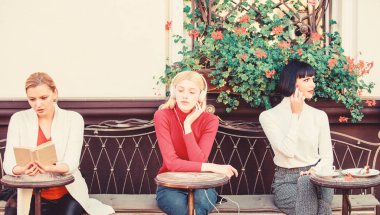 Hobi ve eğlence. Farklı ilgi alanları. Grup güzel kadın cafe teras konuşma ve dinleme okuma ile kendilerini eğlendirmek. Bilgi kaynağı. Kadın eğlencesi. Hafta sonu dinlenmeve eğlence