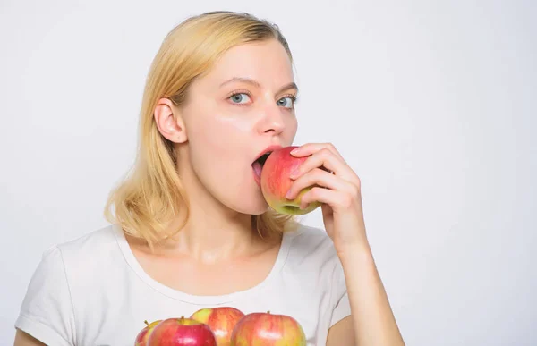 La mujer tiene manzanas. Deliciosas recetas. Snack fresco y jugoso. Las chicas viven una vida sana. Fruta orgánica de manzana. Come sano. Buenas tartas de manzana parte considerable de la felicidad doméstica. Pastel de manzana para hornear —  Fotos de Stock