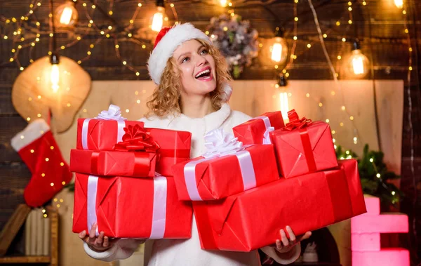 Festeggiamo il Natale insieme. Donna e periodo natalizio. felice anno nuovo. regali di consegna. Buon Natale a tutti. ragazza con scatola regalo di Natale. vacanze invernali e vacanze. Shopping natalizio — Foto Stock