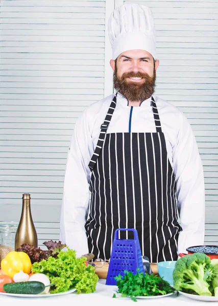 Groenten eenvoudige maaltijd. Chef-kok in de buurt van groen Sla kool broccoli verse groenten en kookgerei. Alles wat die we nodig koken gezond. Chef-kok gaat gebruik rasp voor het koken van de schotel. Belangrijkste ingrediënt van groenten — Stockfoto