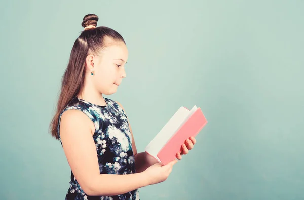 Director de arte. libros de trabajo para escribir. diarios de la escuela para tomar notas. Niña pequeña con cuaderno rosa. niño de la escuela con bloc de notas. smart trendy niño leer carpeta de notas. Pequeña dama de negocios. jefe pequeño —  Fotos de Stock