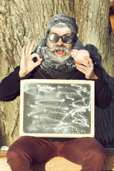 Man med ombord och gris på vinterdagen på naturlig bakgrund, kopiera utrymme — Stockfoto