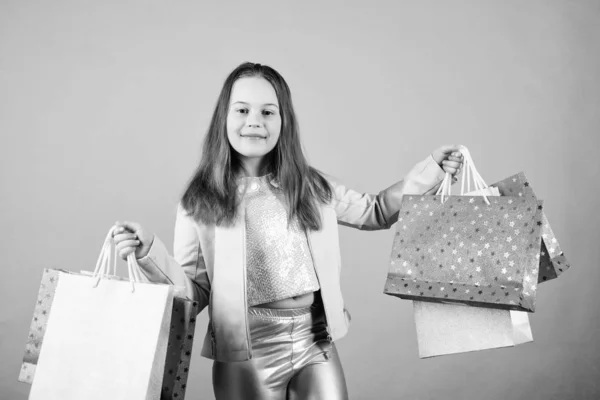 Holčička s bandou balíčky. Móda dívka zákazníka. Šťastné dítě v obchodě s taškami. Nákupní den štěstí. Koupit oblečení. Narozeniny dívka nakupování. Módní butik. Módní trend. Módní obchod — Stock fotografie