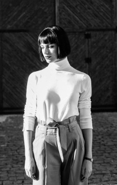 Kız makyaj yüz gevşek yüksek bel pantolon giymek. Yüksek belli pantolonlar podyuma dönmeye devam ediyor. Yüksek belli. Kadın çekici esmer şık kıyafet. Kadınlık ve kadınsı rakam vurgulamak