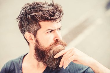 Zor bir karar verirken. Sakallı adam konsantre surat. Düşünceli ruh hali kavramı. Önemli yaşam seçimleri yapmak. Sakallı ve bıyıklı adam düşünceli sorunlu. Sakallı düşünceli ifade ile Hipster