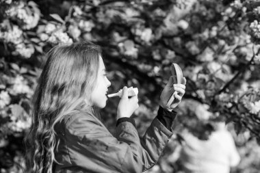 Yumuşak çiçek kokusu. Sakura çiçek konsepti. Cilt için doğal kozmetik. Kiraz çiçeğindeki kız. Ruj makyajlı çocuk. Bahar çiçek çiçek küçük kız çocuk. Muhteşem çiçek ve kadın güzellik