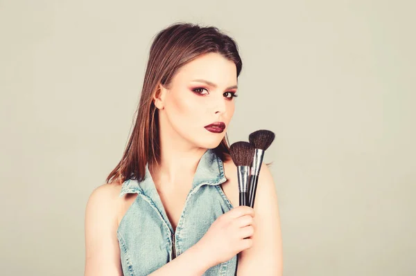 Sexy žena s profesionálním make-up štětcem. vizáž módního make upu. sexy žena s dlouhými vlasy, stylově. sexualita. kosmetika pro péči o pleť. kosmetický kadeřnický salon. Rtěnka a oční stíny. Jsem sexy. — Stock fotografie