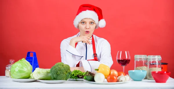 Eenvoudige ideeën voor kerstfeest. Vrouwelijke chef-kok Santa hoed koken in de keuken. Beste kerst recepten van perfecte huisvrouw. Kerstdiner idee. Koken voor familie. Gezonde kerstvakantie recepten — Stockfoto