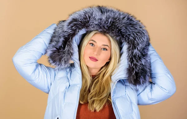 Sonunda kış geliyor. Mutlu kış tatilleri. Kabarık ceketli kız. Sahte kürk modası. Soğuk algınlığı. Mevsimlik moda. Kış kıyafetleri içinde güzellik. Soğuk sezon alışverişi. Yastıklı, kalın ceketli kadın. — Stok fotoğraf