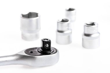 Ratchet aleti. Çelik krom kaplama uzun süre kullanıma elverişli. Yararlı aletler konsepti. Soket anahtarının topuzu fındık mandalı beyaz arka planı kapatır. Oto tamir dükkanları. Ratchet anahtarı.