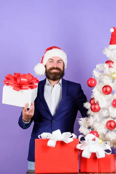 Han är snattare. vintersäsongens försäljning. Julshopping. Skäggig man tomten gåvor. nyårspris och bonus för framgångsrik affärsman. Man firar företagsfest i julgranen. Glad helg — Stockfoto