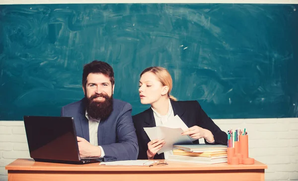 Schulpädagoge mit Laptop und Schulleiter mit Dokumenten. Schulbildung. Vorbereitung auf den Schulunterricht. Jahresbericht. Lehrer und Aufsichtsperson arbeiten im Schulunterricht zusammen. Bildungsprogramm — Stockfoto