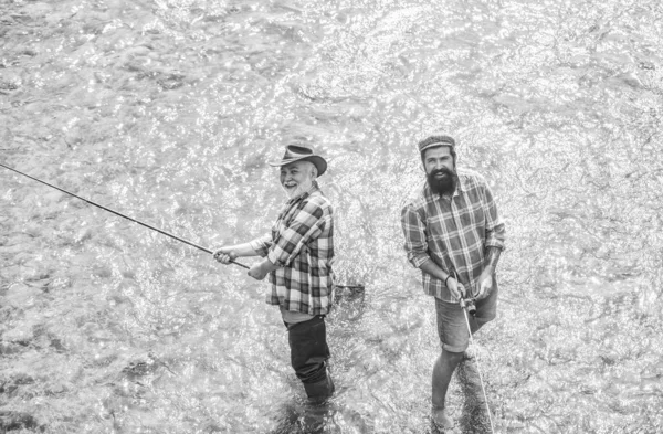 Giornata di sole attiva. Attrezzatura da pesca dei pescatori. Hobby attività sportive. Gli amici pescatori sono nel fiume. Pesci normalmente catturati in natura. Tempo libero estivo. Uomini pescatori barbuti. Weekend di pesca — Foto Stock