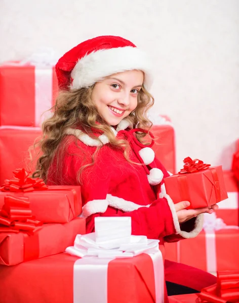 Desempaquetar el regalo de Navidad. Feliz año nuevo concepto. tradición de vacaciones de invierno. Chica celebrar la Navidad abierta caja de regalo. Regalo de Navidad de apertura. Niño feliz con el regalo de Navidad. Santa traiga su regalo — Foto de Stock