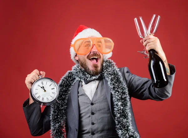 Karácsonyi parti meghívó. Csatlakozz a karácsonyi ünnepséghez. A szakállas hipszter télapó tartja az üveget. Vállalati karácsonyi buli. Ideje megünnepelni a téli ünnepet. Főnök Mikulás kalap ünneplik újév vagy karácsony — Stock Fotó