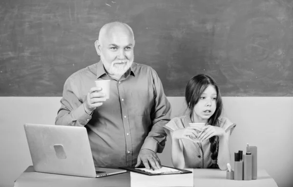 Insegnante senior e lezione di scuola femminile. Relax e vacanza. Conoscenza moderna. Studentessa e tutor portatile. Educazione moderna. Studente felice. Metodo di insegnamento moderno. Studente e insegnante uomo alla lavagna — Foto Stock