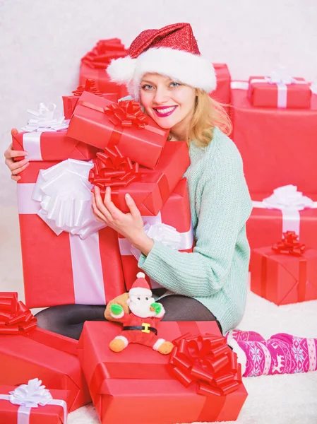 Kobieta podekscytowany blond trzymać pudełko z kokardą. Idealny prezent dla żony lub dziewczyny. Santa przynieść jej dar, który zawsze chciała. Otwarcie świąteczny prezent. Dziewczyna w pobliżu choinki szczęśliwy wakacje świętować — Zdjęcie stockowe