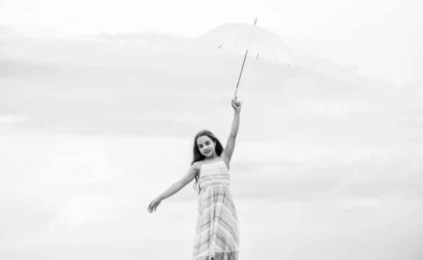 Lâchez le parachute. Rêver du premier vol. Il fait semblant de voler. Bonne enfance. Je crois que je peux voler. Touche le ciel. Un personnage de conte de fées. Sensation de lumière. Fille avec parapluie léger. Anti gravitation — Photo